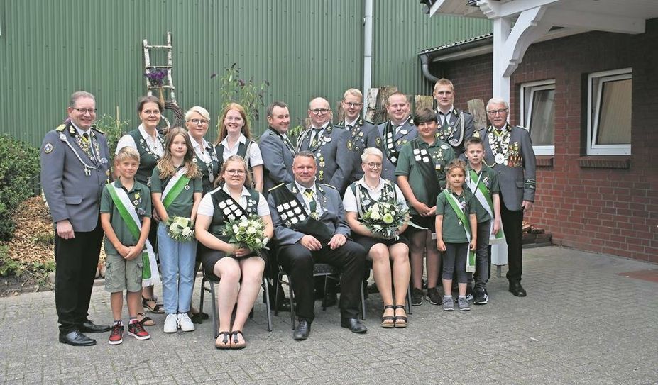Farven (red). In Farven wurde neben einem erfolgreichen Schützenfest auch an drei Tagen hintereinander ordentlich gefeiert. Am Samstagabend, 29. Juli, fand die Proklamation statt. Das neue Königshaus sieht wie folgt aus: Schützenkönig Florian Tomforde, Damenkönigin Annkathrin Bredehöft, Jungschützenkönig Sören Bredehöft, Grandmonarch Klaus Hastedt, Jugendkönig Leon Gerken, Kinderkönigin Maja Stelling, Kinderkönig Enno Fricke, Lichtpunktkönigin Ida Bredehöft, Lichtpunktkönig Fjonn gerken, Vogelkönigin Ivonne Bredehöft und Kreiskönigin Anja Bredehöft.