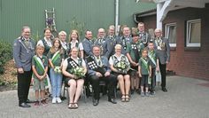 Farven (red). In Farven wurde neben einem erfolgreichen Schützenfest auch an drei Tagen hintereinander ordentlich gefeiert. Am Samstagabend, 29. Juli, fand die Proklamation statt. Das neue Königshaus sieht wie folgt aus: Schützenkönig Florian Tomforde, Damenkönigin Annkathrin Bredehöft, Jungschützenkönig Sören Bredehöft, Grandmonarch Klaus Hastedt, Jugendkönig Leon Gerken, Kinderkönigin Maja Stelling, Kinderkönig Enno Fricke, Lichtpunktkönigin Ida Bredehöft, Lichtpunktkönig Fjonn gerken, Vogelkönigin Ivonne Bredehöft und Kreiskönigin Anja Bredehöft.