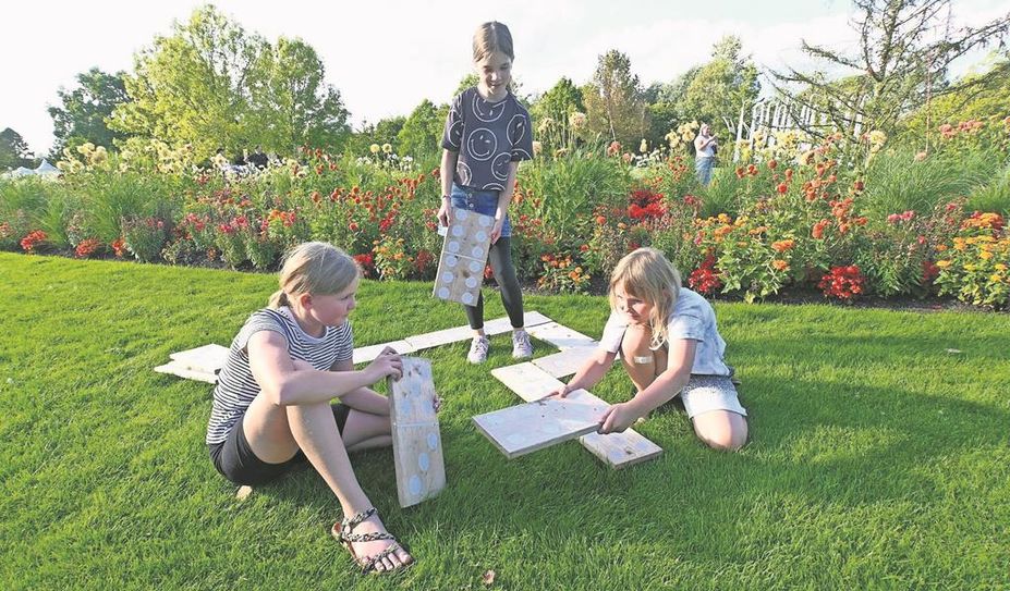 Bei verschiedenen Spielen wird das Geschick der Kinder gefordert.