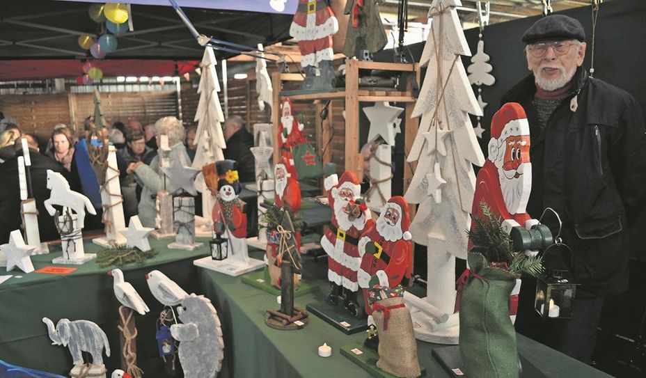 Auch weihnachtliche Dekoartikel werden auf dem Hobbykünstlermarkt angeboten.