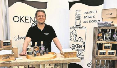 Niklas Haller hat sich der Schnapsbrennerei aus Eicheln verschrieben.