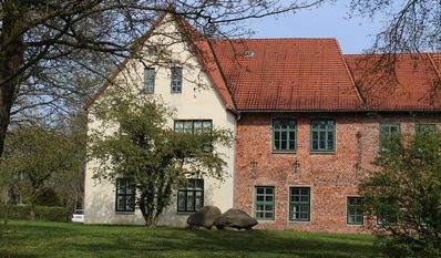 Die Rückseite des Museumsgebäudes mit unverputztem Mauerwerk aus Backsteinen.