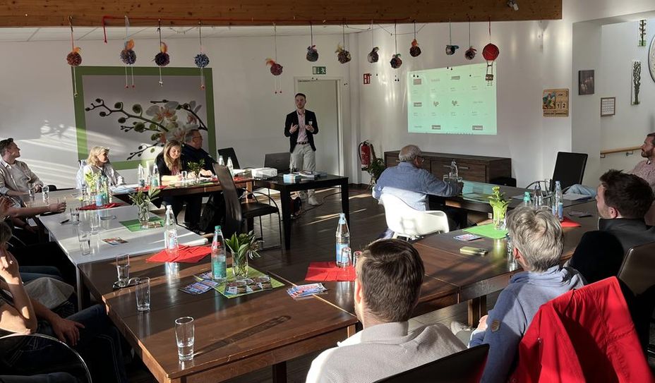 Norick Rüffer (Geschäftskundenberater der VB-Nord) stellt das Cashback-Programm „MeinPlus“ der Raiffeisen-VB vor.