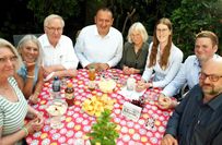 Anja Dähncke (Schriftführerin) und Evelin Wöstenkühler gemeinsam den Kandidaten für „Für Lilienthal“ Ralf Gohlisch, Sükrü Özdemir, Sabine Faber, Insa Lindenstrauß, Johannes Segelken und Dr. Robert Malek. Es fehlen Miriam Jung und Reingard Jacob-Busse.