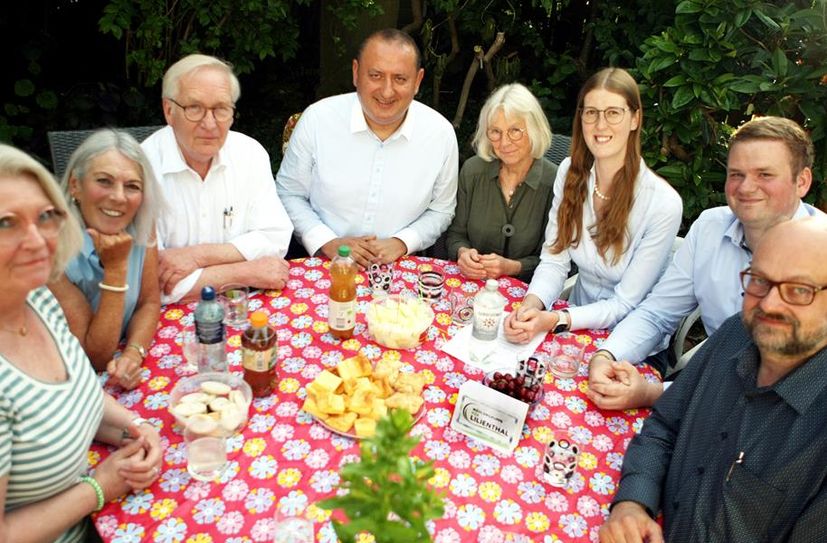 Anja Dähncke (Schriftführerin) und Evelin Wöstenkühler gemeinsam den Kandidaten für „Für Lilienthal“ Ralf Gohlisch, Sükrü Özdemir, Sabine Faber, Insa Lindenstrauß, Johannes Segelken und Dr. Robert Malek. Es fehlen Miriam Jung und Reingard Jacob-Busse.