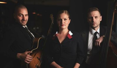 Tiina Lübbe, die Sängerin mit finnischen Wurzeln, steht im Mittelpunkt dieses Ensembles.