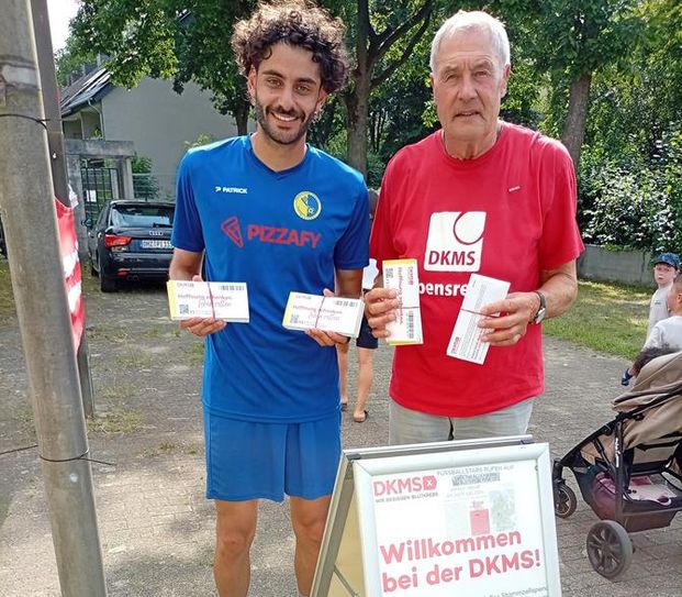 Erin Dinkçi (links) und Gerd Holzhauer vom DKMS-Team Ritterhude freuen sich über die Bereitschaft der Menschen.