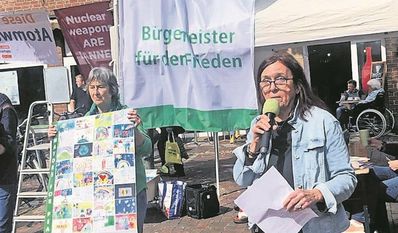 Brigitte Neuner-Krämer macht auf den Hiroshimatag aufmerksam.