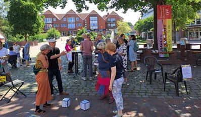Gespräche auf dem Osterholzer Marktplatz über Gesellschaft, Glück und Engagement.
