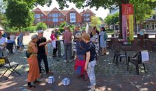 Gespräche auf dem Osterholzer Marktplatz über Gesellschaft, Glück und Engagement.