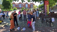 Gespräche auf dem Osterholzer Marktplatz über Gesellschaft, Glück und Engagement.