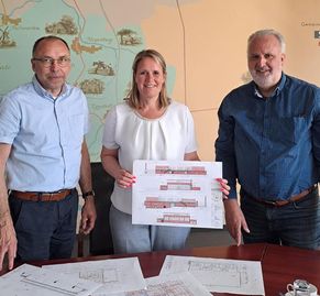 Stephan Dickel, Fachbereichsleiter Bauen und Gemeindeentwicklung (links), Schwanewedes Bürgermeisterin Christina Jantz-Herrmann und Dieter von Bistram, Fachbereichsleiter für Bürgerdienstleistungen, stellten das bevorstehende Großprojekt vor.