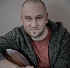 Marno Howald bringt seine ganz eigene Mischung aus Liedermacherkunst und Gesellschaftskritik auf die Bühne.