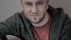 Marno Howald bringt seine ganz eigene Mischung aus Liedermacherkunst und Gesellschaftskritik auf die Bühne.