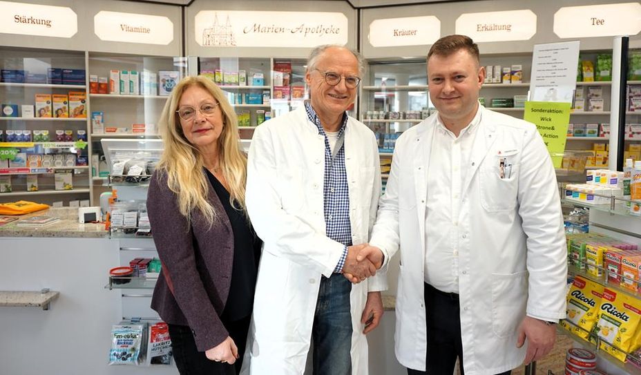 Apotheker Valentin Cara (rechts) ist ab 1. März der neue Geschäftsinhaber der Beverstedter Marien- Apotheke. Die ersten Glückwünsche kamen von Andreas und Bärbel Völsch.