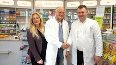 Apotheker Valentin Cara (rechts) ist ab 1. März der neue Geschäftsinhaber der Beverstedter Marien- Apotheke. Die ersten Glückwünsche kamen von Andreas und Bärbel Völsch.