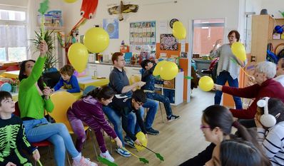 Neben der Hausaufgabenhilfe und Fragen zu seiner Person, konnten die Kinder auch ausgelassen mit Dirk-Frederik Stelling spielen.