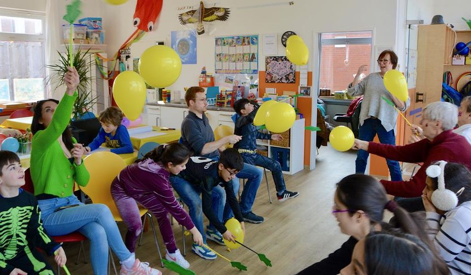Neben der Hausaufgabenhilfe und Fragen zu seiner Person, konnten die Kinder auch ausgelassen mit Dirk-Frederik Stelling spielen.