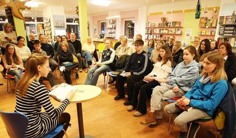 Auch Marielle Bonnemann (Haupt- und Realschule Ritterhude) las als schulbeste Vorleserin in der Schatulle. Bester wurde Mateo Jahic (drittes Kind von links).