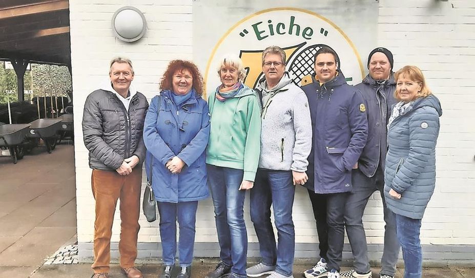 Neu Sankt Jürgen (eb). Bei der Jahreshauptversammlung des Tennsiclubs „Eiche“ Neu St. Jürgen wurde Maria Marckwardt zur ersten Vorsitzenden und Helmut Ranke zum zweiten Vorsitzenden gewählt. Das Amt des Kassenwarts übernimmt ab sofort Marc Hannwacker und das der Schriftführerin Brigitte Ranke. Han-Hermann Wrieden wurde zum Platzwart gewählt. Der Club blickt optimistisch auf das kommende Jahr und freut sich, die Aktivitäten fortzusetzen.