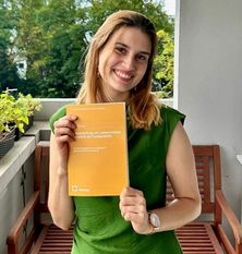 Stolz präsentiert Dr. Laura Springer ihre prämierte Dissertation „Lebensmittelumverteilung im Lichte des Europarechts“.