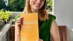 Stolz präsentiert Dr. Laura Springer ihre prämierte Dissertation „Lebensmittelumverteilung im Lichte des Europarechts“.