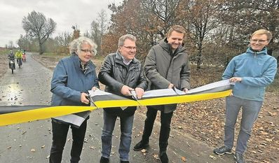 Symbolisch wird das Band zerschnitten, wodurch der neue Weg nun bereit zum Befahren ist.