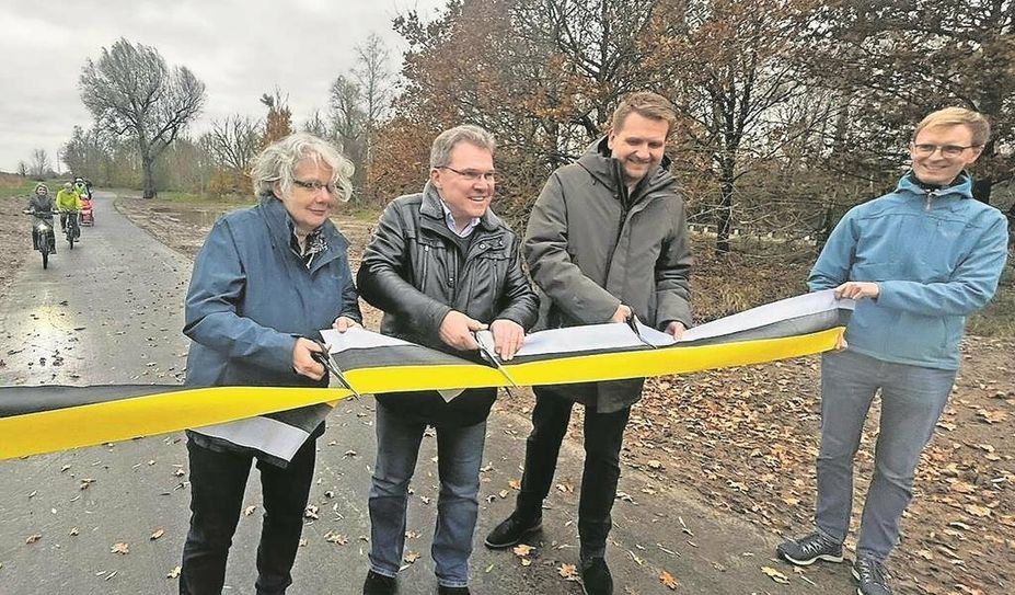 Symbolisch wird das Band zerschnitten, wodurch der neue Weg nun bereit zum Befahren ist.