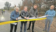Symbolisch wird das Band zerschnitten, wodurch der neue Weg nun bereit zum Befahren ist.
