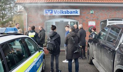 Zahlreiche Zuschauer staunten beim Vernebelungstest der Volksbank in Hüttenbusch. Einen Blick in die Volksbank bekommt man über den QR Code.
