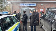 Zahlreiche Zuschauer staunten beim Vernebelungstest der Volksbank in Hüttenbusch. Einen Blick in die Volksbank bekommt man über den QR Code.