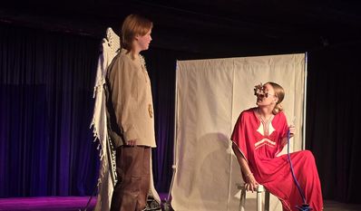 Artréju (Aluda Wenk) holt sich Rat bei der uralten Morla (Antonia Kahle).