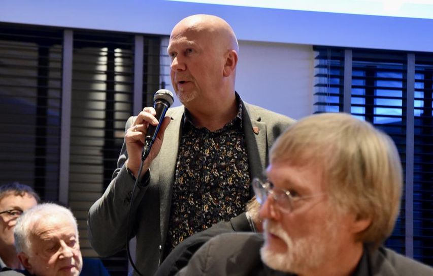 Bürgermeister Michael Hannebacher bei seiner Rede - im Vordergrund sitzt Lothar Tabery.