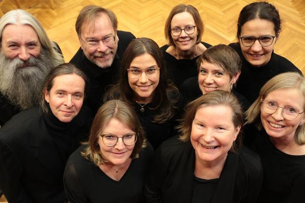 Die Mitglieder des neu gegründeten Ensembles freuen sich, ihr Können dem Publikum zu präsentieren.