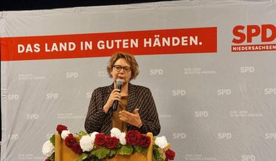 Auch Ehrengast Daniela Behrens, Niedersächsische Ministerin für Soziales, Gesundheit und Gleichstellung, profitierte von der Schulpolitik der SPD, wie sie auf der Jubiläumsveranstaltung verriet. Foto: cne