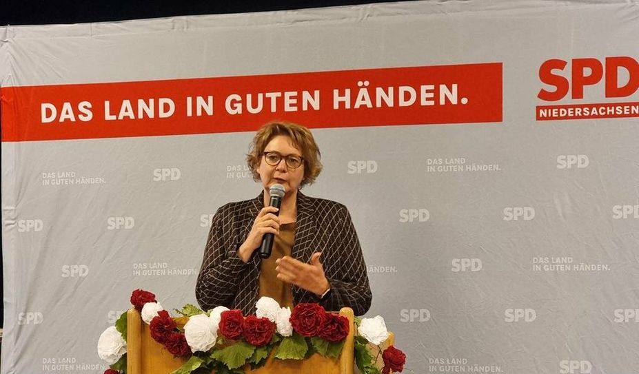 Auch Ehrengast Daniela Behrens, Niedersächsische Ministerin für Soziales, Gesundheit und Gleichstellung, profitierte von der Schulpolitik der SPD, wie sie auf der Jubiläumsveranstaltung verriet. Foto: cne