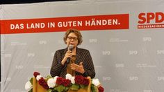 Auch Ehrengast Daniela Behrens, Niedersächsische Ministerin für Soziales, Gesundheit und Gleichstellung, profitierte von der Schulpolitik der SPD, wie sie auf der Jubiläumsveranstaltung verriet. Foto: cne