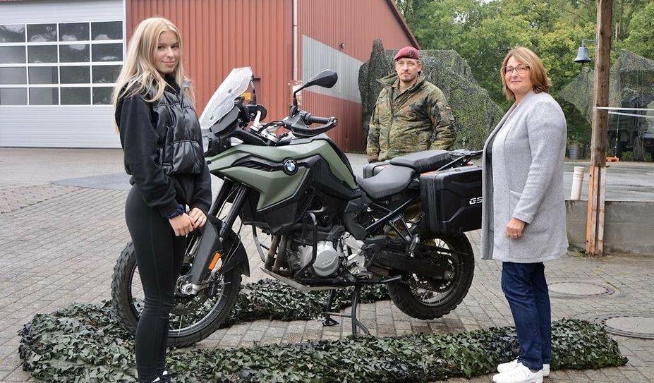 Valentina Riggers (li.) und Tanja Neubauer kamen ins Gespräch mit den Soldaten, die auf dem Hof der Baufirma Riggers einen Teil ihrer Übungen absolvierten.