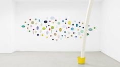 Neben ihrer Eigensta¨ndigkeit und Komplexita¨t treten die Exponate im Ausstellungskontext in einen Dialog.
