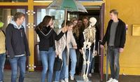 Auch Schulskelett Hugo ist umgezogen.