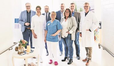Freuen sich über die neue Palliativstation: Landrat Marco Prietz (v. li.), Ltd. Ärztin Palliativmedizin Anika Neumann, Geschäftsführer Rainer Röhrs, Stationsleitung Stefanie Pieper, Kaufmännischer Leiter Michael Fuisting, Pflegedirektorin Dagmar Michaelis, Geschäftsführer Siegfried Ristau und der Ärztliche Direktor Dr. med. Jürgen Bittersohl.