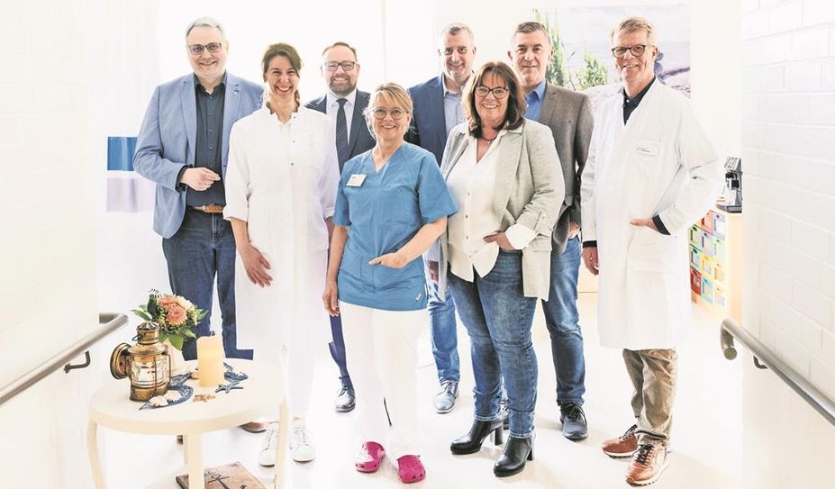 Freuen sich über die neue Palliativstation: Landrat Marco Prietz (v. li.), Ltd. Ärztin Palliativmedizin Anika Neumann, Geschäftsführer Rainer Röhrs, Stationsleitung Stefanie Pieper, Kaufmännischer Leiter Michael Fuisting, Pflegedirektorin Dagmar Michaelis, Geschäftsführer Siegfried Ristau und der Ärztliche Direktor Dr. med. Jürgen Bittersohl.
