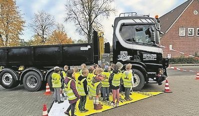Mulsum (eb). Die Klassen der Grundschule Mulsum-Kutenholz hatten die Gelegenheit, sich mit den gefahren im Straßenverkehr auseinanderzusetzen. Die Firma Wilhelm Henn Straßen- und Tiefbau GmbH atellte einen Lkw zur Verfügung, um die Gefahren des Toten Winkels deutlich zu machen. Mit der Unterstützung von Thomas Mehnen, Verkehrssicherheitsberater der Polizeiinspektion Stade, erfuhren die Kinder, wie groß der Tote Winkel, der mit einer Plane dargestellt wurde, tatsächlich ist. In den Toten Winkel passt eine Schulklasse mit 25 Kindern.