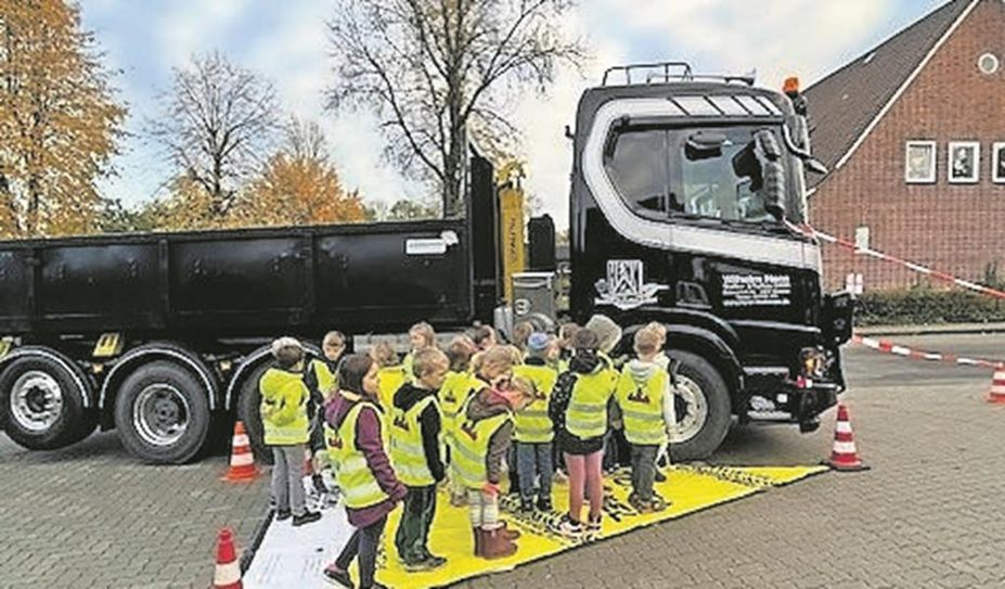 Mulsum (eb). Die Klassen der Grundschule Mulsum-Kutenholz hatten die Gelegenheit, sich mit den gefahren im Straßenverkehr auseinanderzusetzen. Die Firma Wilhelm Henn Straßen- und Tiefbau GmbH atellte einen Lkw zur Verfügung, um die Gefahren des Toten Winkels deutlich zu machen. Mit der Unterstützung von Thomas Mehnen, Verkehrssicherheitsberater der Polizeiinspektion Stade, erfuhren die Kinder, wie groß der Tote Winkel, der mit einer Plane dargestellt wurde, tatsächlich ist. In den Toten Winkel passt eine Schulklasse mit 25 Kindern.