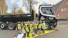 Mulsum (eb). Die Klassen der Grundschule Mulsum-Kutenholz hatten die Gelegenheit, sich mit den gefahren im Straßenverkehr auseinanderzusetzen. Die Firma Wilhelm Henn Straßen- und Tiefbau GmbH atellte einen Lkw zur Verfügung, um die Gefahren des Toten Winkels deutlich zu machen. Mit der Unterstützung von Thomas Mehnen, Verkehrssicherheitsberater der Polizeiinspektion Stade, erfuhren die Kinder, wie groß der Tote Winkel, der mit einer Plane dargestellt wurde, tatsächlich ist. In den Toten Winkel passt eine Schulklasse mit 25 Kindern.