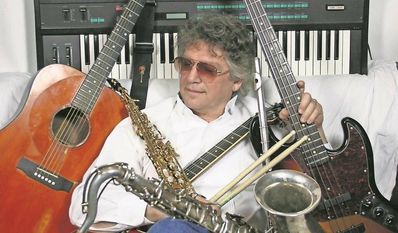 Das aktuelle Programm von Alan Graham besteht u.a. aus Barritongitarre und Saxophon mit Gesang.