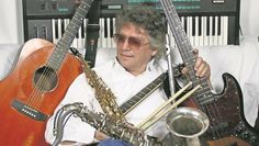 Das aktuelle Programm von Alan Graham besteht u.a. aus Barritongitarre und Saxophon mit Gesang.