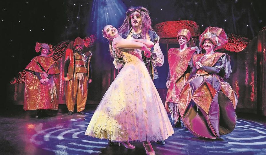 Ein geheimnisvoller Prinz und verzauberte Wesen im Schloss. Belle muss herausfinden, was es damit auf sich hat.