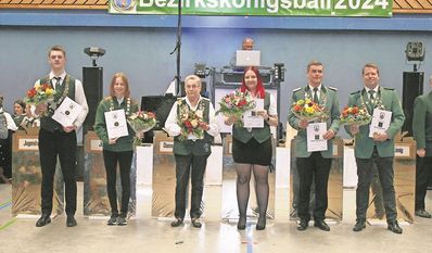 Hambergen (eb). Beim Bezirkskönigsball des Bezirksschützenverbandes Osterholz in der Uwe-Brauns-Halle wurden neue Königinnen und Könige proklamiert. Neuer Bezirksschützenkönig wurde Hanno Renken vom SV Axstedt und der Bezirksvizekönig wurde Heiko Warnken vom SV Quelkhorn. Selina Lange vom SV Steden holte sich den Titel der Bezirksschützenkönigin, während Bärbel Klaus vom SV Schwanewede Bezirksvizekönigin wurde. Bei den Jüngeren stach Jennifer Wingert vom SV Schwanewede hervor und wurde Jugendkönigin. Ihr zur Seite steht Maurice Meyer vom SV Lilienthal als Jugendvizekönig.