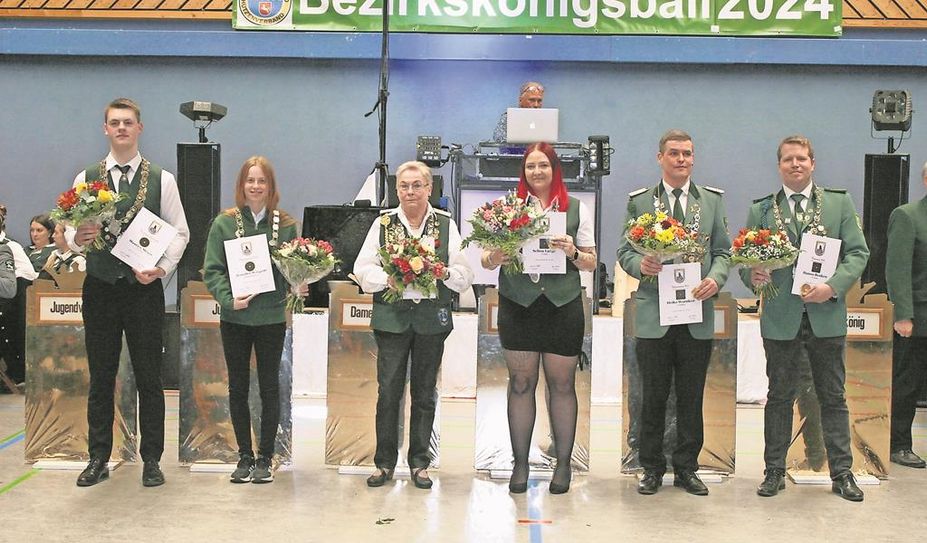Hambergen (eb). Beim Bezirkskönigsball des Bezirksschützenverbandes Osterholz in der Uwe-Brauns-Halle wurden neue Königinnen und Könige proklamiert. Neuer Bezirksschützenkönig wurde Hanno Renken vom SV Axstedt und der Bezirksvizekönig wurde Heiko Warnken vom SV Quelkhorn. Selina Lange vom SV Steden holte sich den Titel der Bezirksschützenkönigin, während Bärbel Klaus vom SV Schwanewede Bezirksvizekönigin wurde. Bei den Jüngeren stach Jennifer Wingert vom SV Schwanewede hervor und wurde Jugendkönigin. Ihr zur Seite steht Maurice Meyer vom SV Lilienthal als Jugendvizekönig.